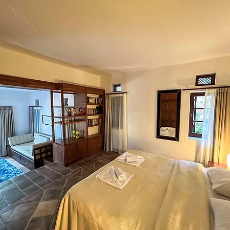 Leroy Party&event By Holidaykeys Bellapais