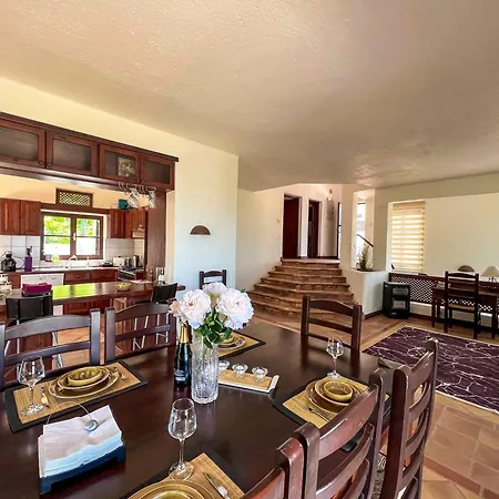 Leroy Party&event By Holidaykeys Villa Bellapais