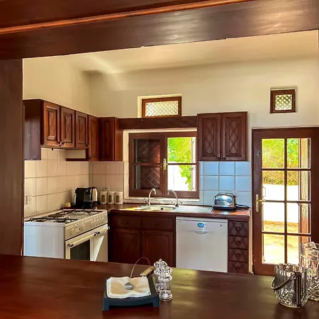 Villa Leroy Party&event By Holidaykeys Bellapais